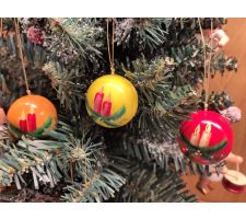 Weihnachtskugeln rot, orange, gelb