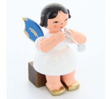 Engel sitzend mit Piccolotrompete, blaue Flügel - 225/049/53B
